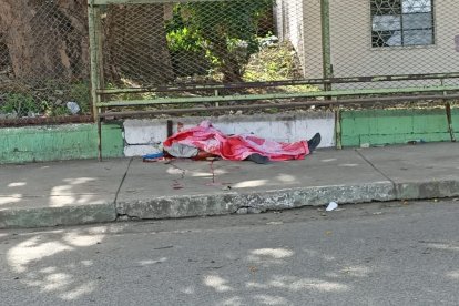 El hombre quedó tendido bocarriba con un disparo en la cabeza.