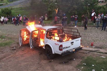 La camioneta en la que trataron de escapar fue incendiada.