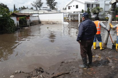 Los moradores no podían pasar por la vía hasta el mediodía de ayer.