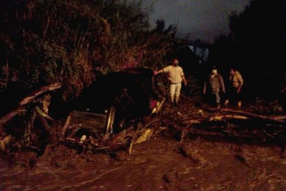 Un vehículo que intentó cruzar el caudal quedó destrozado.