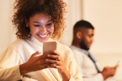 La traición digital duele igual o más que la física, dicen los expertos.