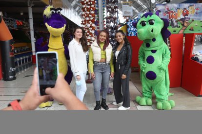 Neisi Dajomes confesó que no se acostumbra todavía al pedido de fotos, pero accede con gusto.