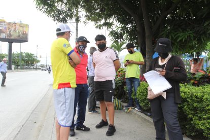 Familiares del artista baleado arribaron a Guayaquil desde la provincia de Chimborazo.
