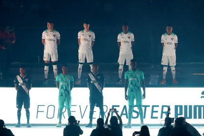 Los uniformes que lucirán los albos en esta temporada.