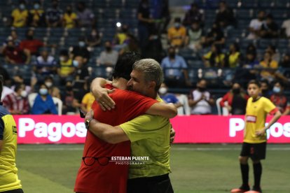 El abrazo entre Alfredo Intriago y José Cevallos sacó lágrimas.