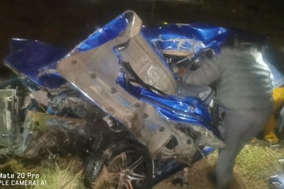 Los bomberos debieron cortar las latas del auto para extraer a las víctimas.