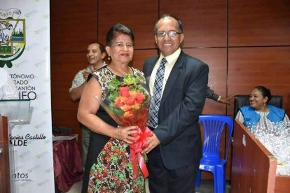 Una foto del recuerdo de Macías junto a su madre Esperanza Castillo.