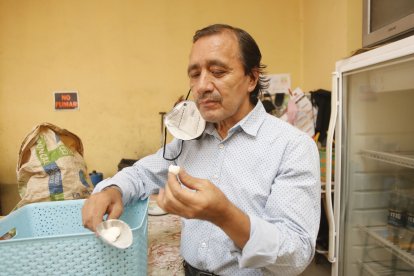 La receta es la misma de hace 105 años. Tiene solo dos ingredientes. Él las elabora a mano.