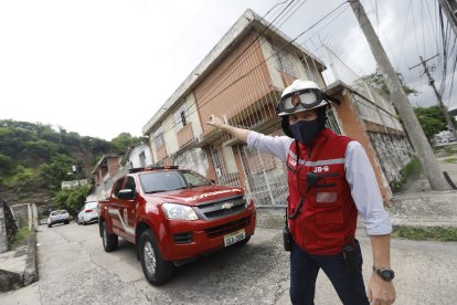 El mayor Julio Jalón, jefe de brigada del Benemérito Cuerpo de Bomberos, acudió a socorrer la alerta. Sin embargo, la mujer fue hallada sin vida.