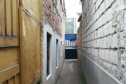 En el lugar donde vivía la víctima todavía permanece un lazo negro.