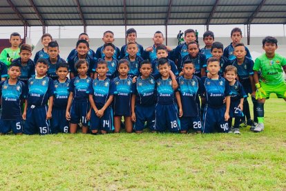 Parte de los chicos y chicas de la sub-10 de fútbol 11.