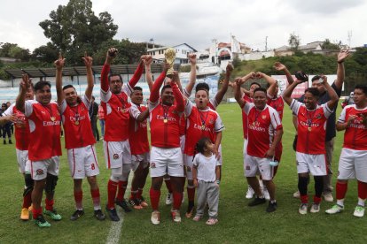 El festejo de los jugadores de Vingala tras coronarse campeones en Sangolquí.