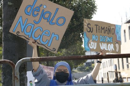 Colectivos autodenominados provida estuvieron afuera del Legislativo.