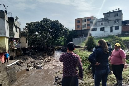 La fuerte corriente se fue llevando un muro que protegía a una casa de la creciente del río.