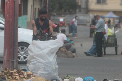 Eduardo refiere que intenta no interactuar con otros recicladores porque la mayoría no tiene los cuidados necesarios. Él sí tiene un hogar.