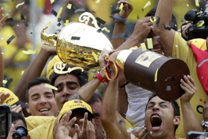 Matías Oyola ganó con Barcelona el campeonato ecuatoriano en la temporada 2012 y 2016
Barcelona's captain Matias Oyola holds up the Ecuador's soccer league trophy as he celebrates with teammates at the end of Ecuador's soccer league match against Olmedo in Guayaquil, Ecuador, Sunday, Dec. 2, 2012. Barcelona won the Ecuador's soccer tournament after defeating olmedo 3-1. (AP Photo/Dolores Ochoa).