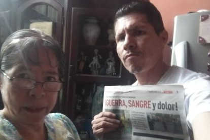 Juan Granados Torres compartió  en esta foto con su mamá la alegría del premio y le comptrará un celular nuevecito.