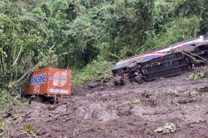 En la vía Alóag-Santo Domingo el deslave se llevó tres automotores.