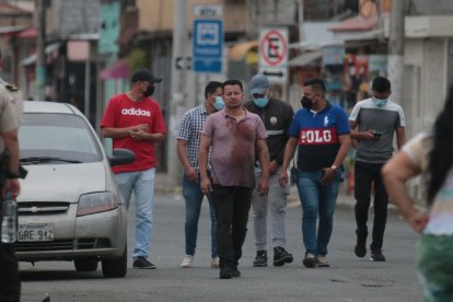 El padre tenía su camiseta ensangrentada. Este se salvó al lanzarse a una zanja cercana.