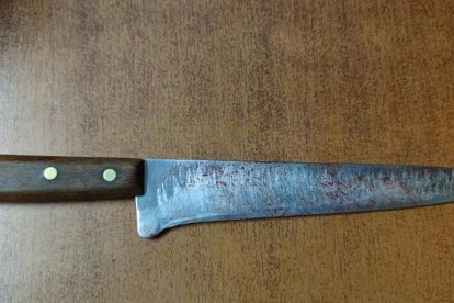 El cuchillo todavía tenía manchas de sangre de la víctima.
