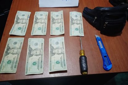 Los presuntos ladrones atacaron con un destornillador a la dueña del local.