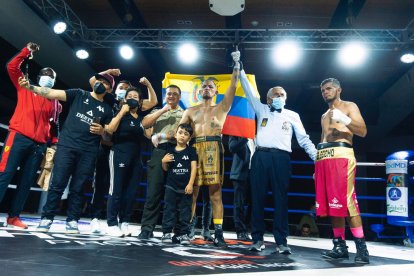 Andrés ‘El policía’ Muñoz firmó el único triunfo por KO de la velada boxística.