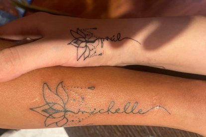 Hace unos días  se tatuaron sus nombres en las muñecas.