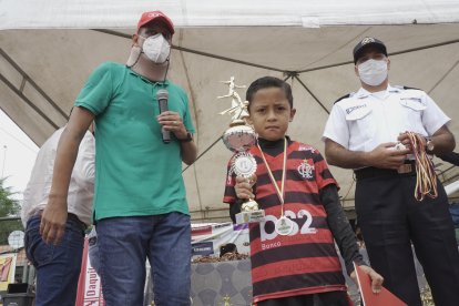 José Cevallos, mentalizador del evento, premiando.