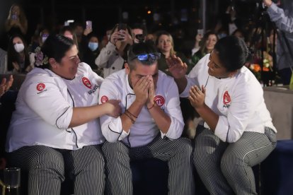 María José y Ana abrazaron al ganador que no podía creer su suerte.