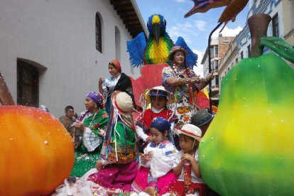 En Cuenca retoman el desfile de comparsas “Carnaval de los Cuatro Ríos”.