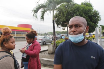Familiares de Fricson Vera acudieron al Laboratorio de Criminalística para retirar su cadáver. Estaban desconsolados.FECHA : 24/02/2022 Agencia (ag-extra)