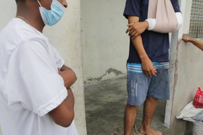 Hace dos meses, Juan Carlos (camiseta blanca) recibió un tiro en la pierna. La noche del jueves se volvió a salvar.