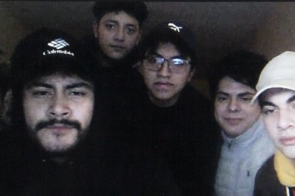 El ecuatoriano Sebastián Báez muestra el sitio donde se refugia en Vinnytsia.