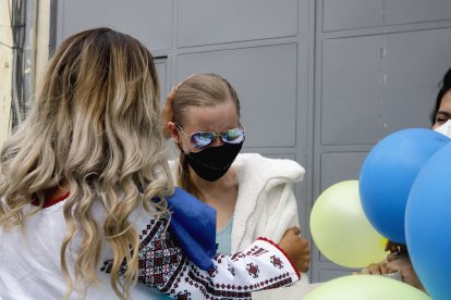 En la imagen, una ucraniana llorando mientras protestaba en Quito por la guerra en su país.