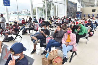 En la sala de espera de la terminal.