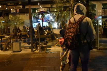 Mendigos, algunos con niños, piden dinero afuera de los establecimientos.