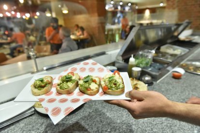 Hay finos restaurantes a lo largo de la avenida.