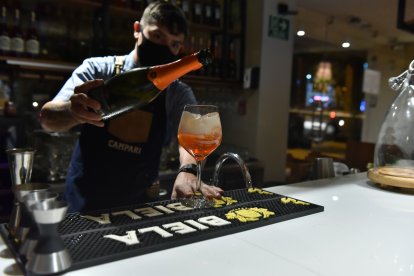 La bebida Aperol Spritz es una de las más consumidas en un local de comida napolitana.