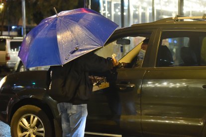 Son los vendedores informales que deambulan por la zona.