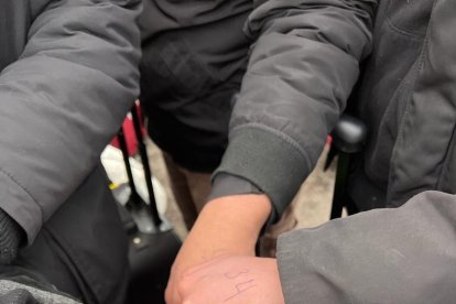 Les marcaron sus manos con números para una mejor organización.