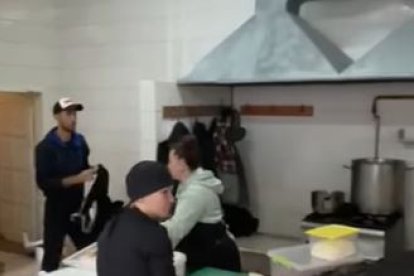 Cocineros voluntarios prepararon comida para los damnificados.