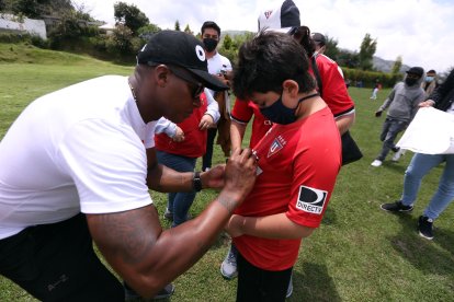 Antonio Valencia fue el más buscado por los chicos para la firma de autógrafos.