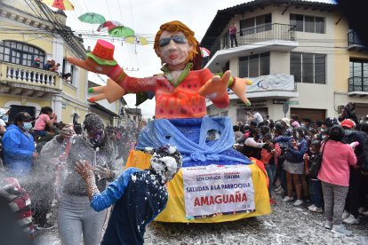 Una de las carrozas del corso de las flores y serpentinas.