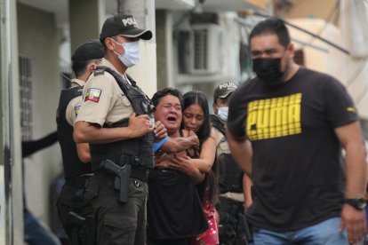 Tras corroborar que se trata de César Augusto Montenegro Hidalgo sus familiares lloran desconsolados.