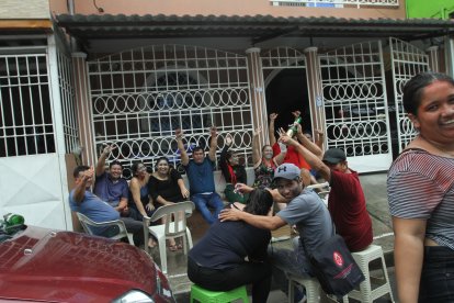 Esta familia asentada en el bloque 9 de Bastión Popular goza de lo lindo el feriado de carnaval.