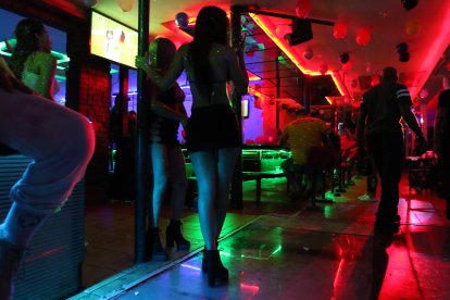 Así fue la noche de espuma carnavalera en guayaquil