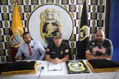 En el centro, el líder de la organización sin fines de lucro.