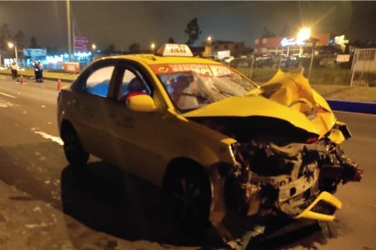El carro quedó abandonado en el sitio de la tragedia.