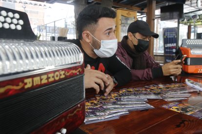 Su carrera en solitario tiene éxito. El acordeonista Duvan Pérez lo acompaña.