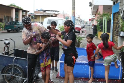 Un grupo de niños se divirtió con espuma y anilina, en la 20 y Brasil.